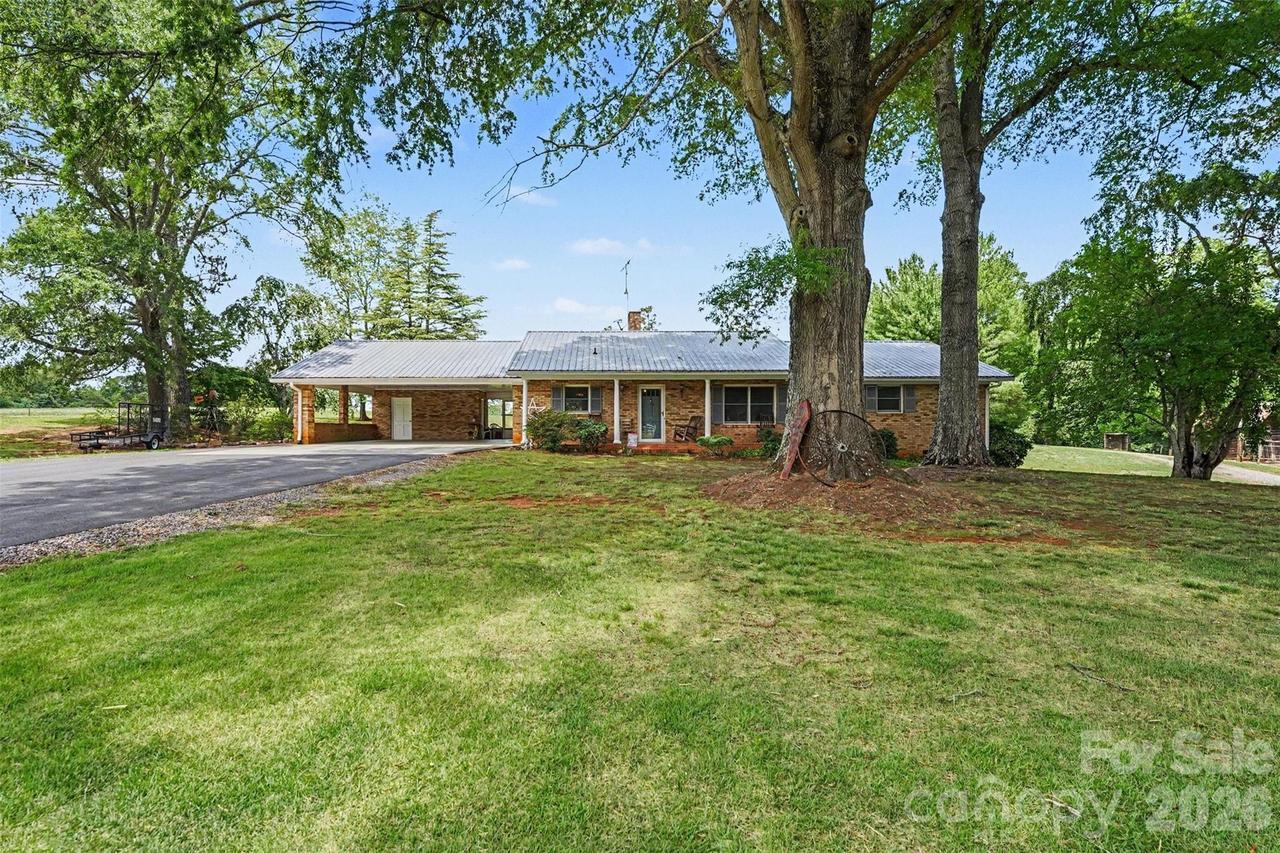 591 Mullis Rd., Union Grove, NC 28689