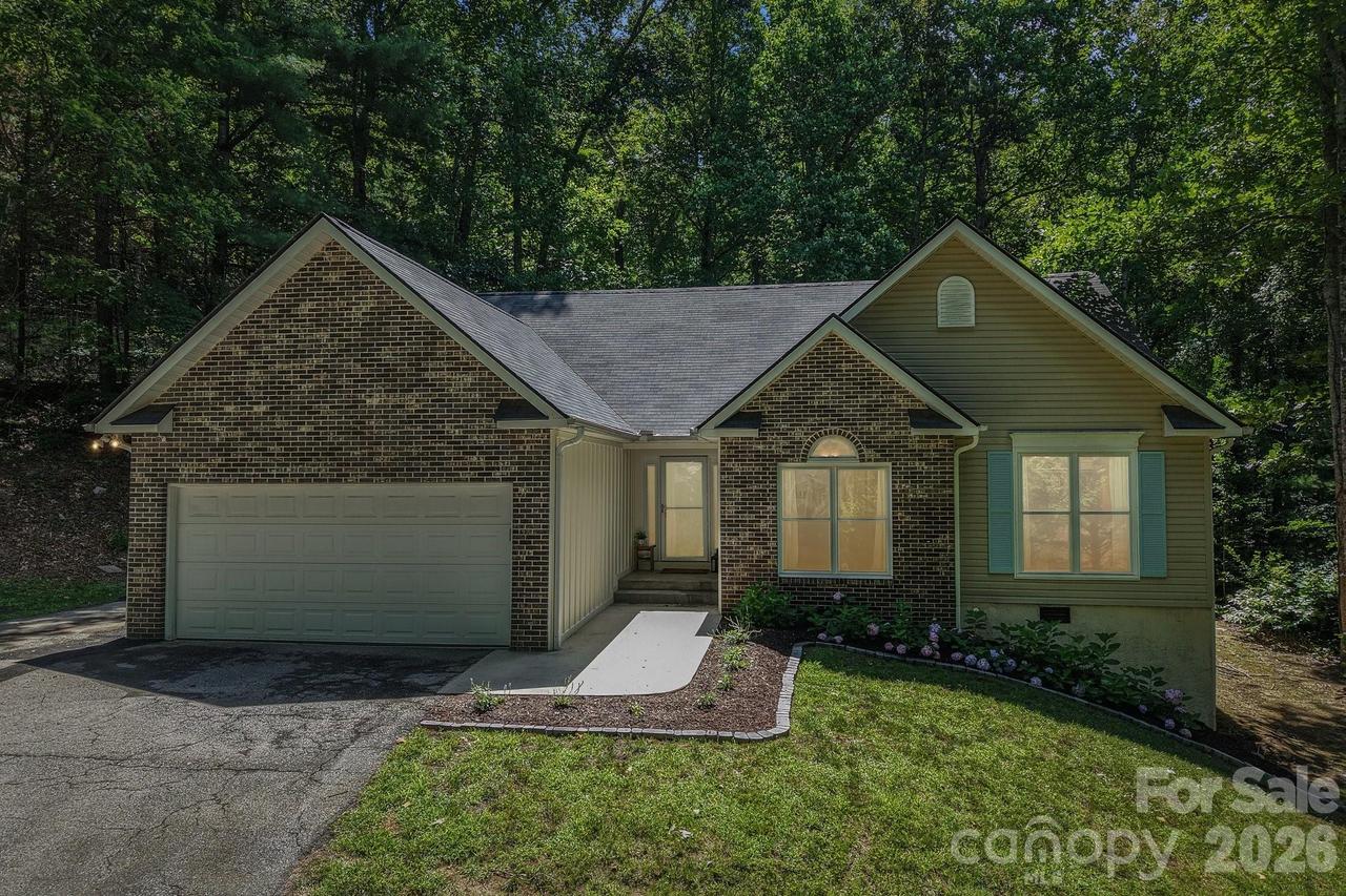 401 Heather Marie Dr., Hendersonville, NC 28792