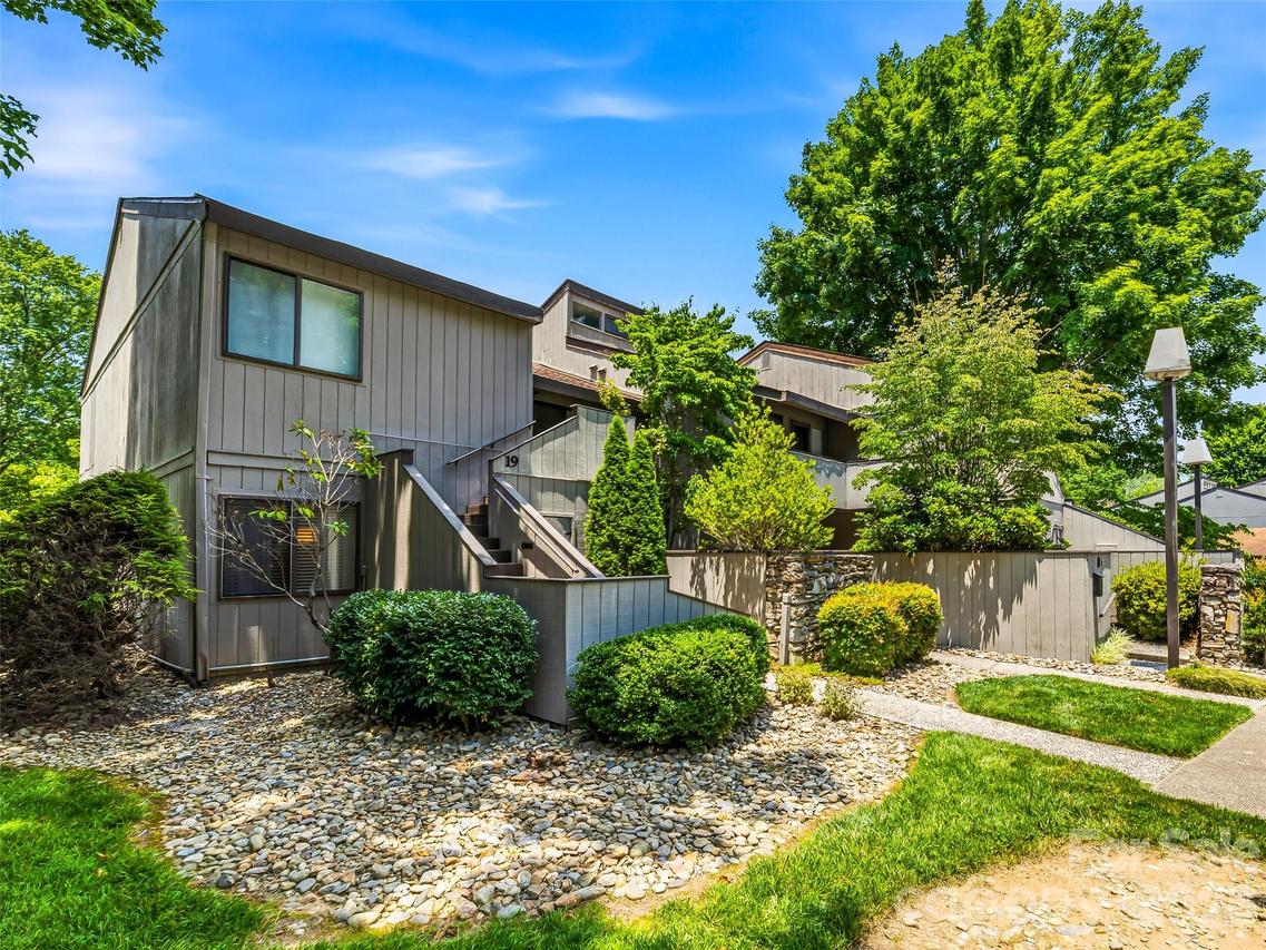 17 Lakemoor Ln., Hendersonville, NC 28739