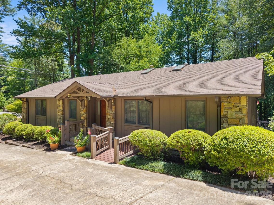 3 Westbridge Dr., Hendersonville, NC 28739