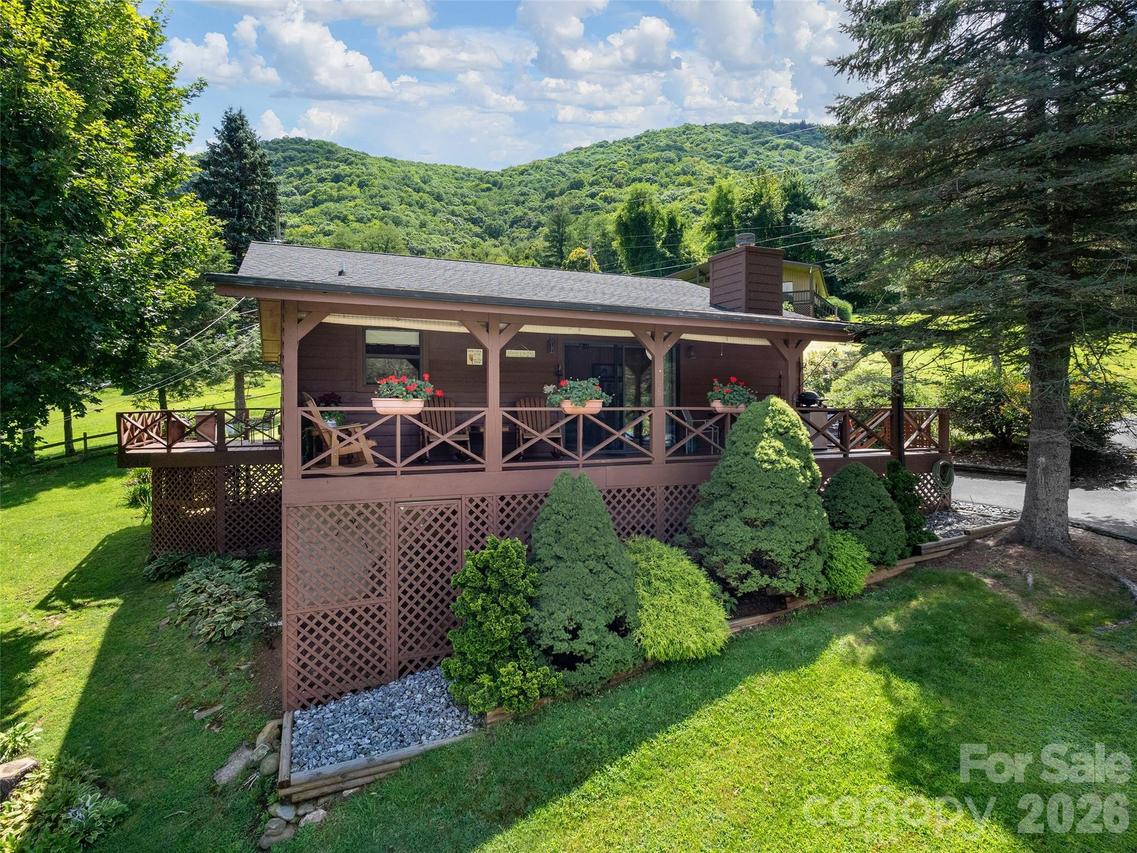 85 Hillcrest Rd., Maggie Valley, NC 28751