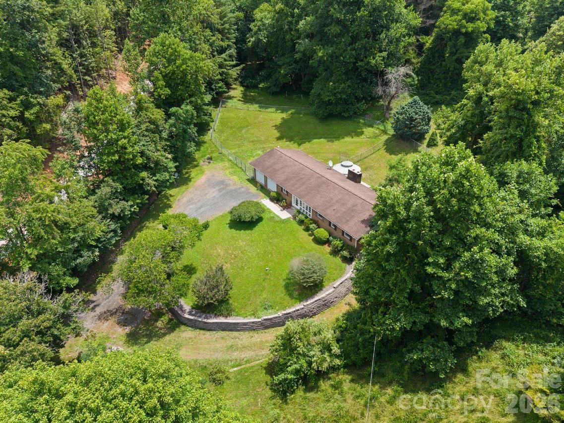 528 Baccus Siding Rd., Green Mountain, NC 28740