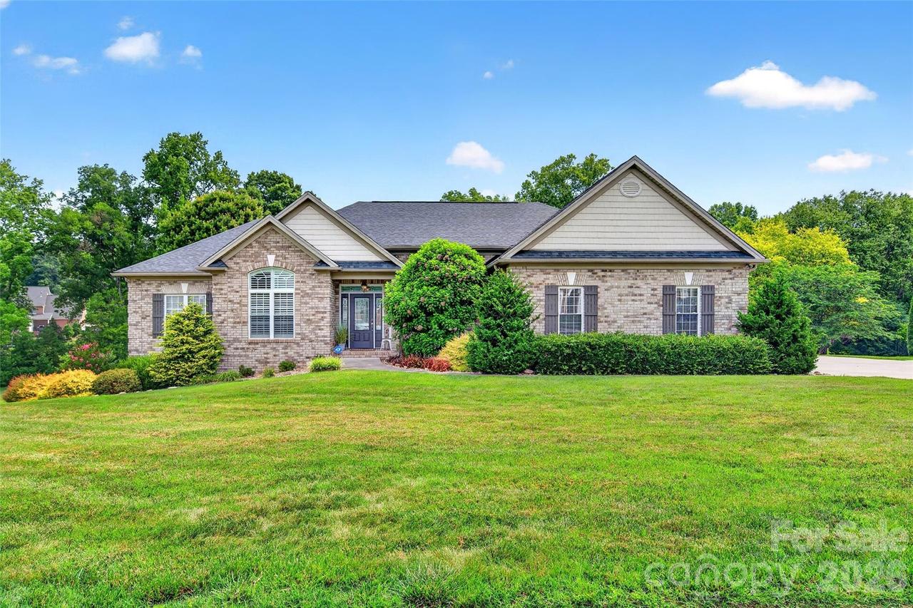1136 Fox Chase Dr., Newton, NC 28658