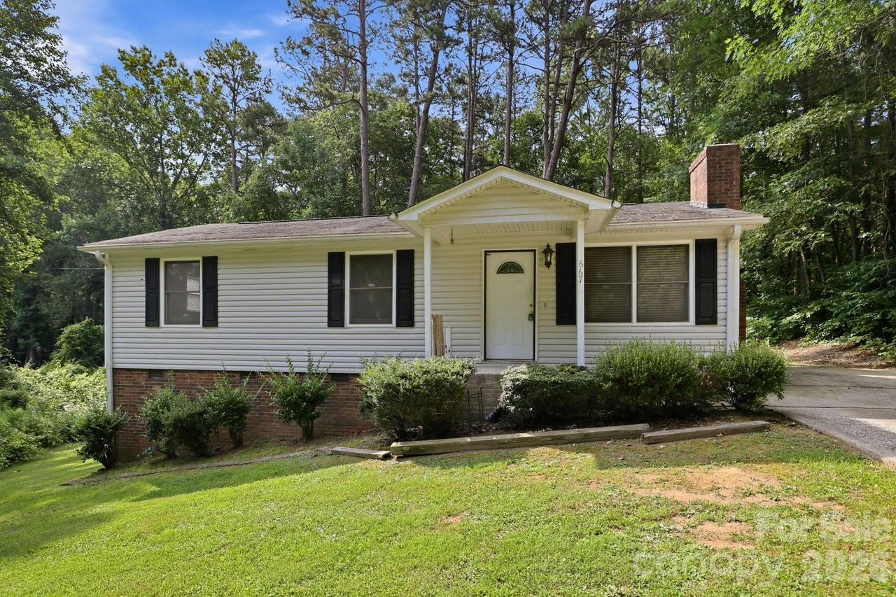 667 Niblick Dr., Gastonia, NC 28054