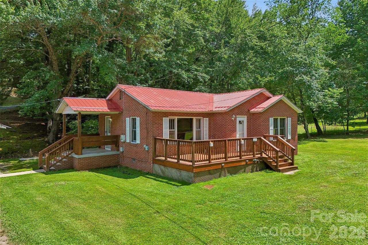 611 Reeves Cove Rd., Candler, NC 28715