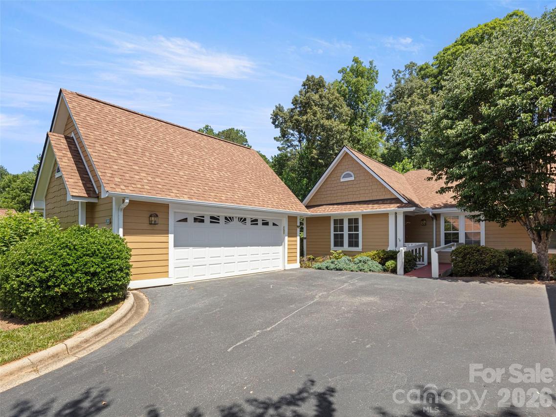 1301 Hyde Park Dr., Asheville, NC 28806