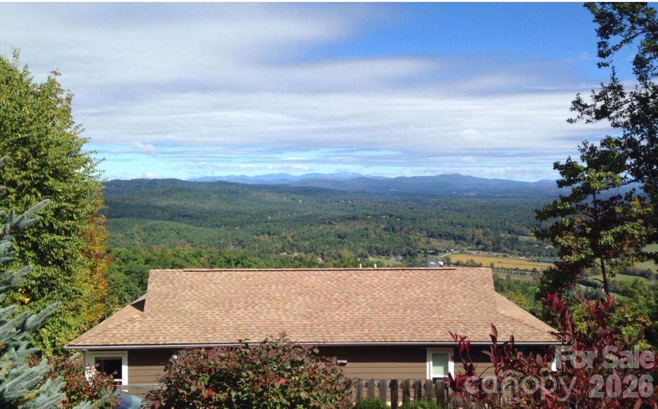 188 Holly Berry Ln., Hendersonville, NC 28739