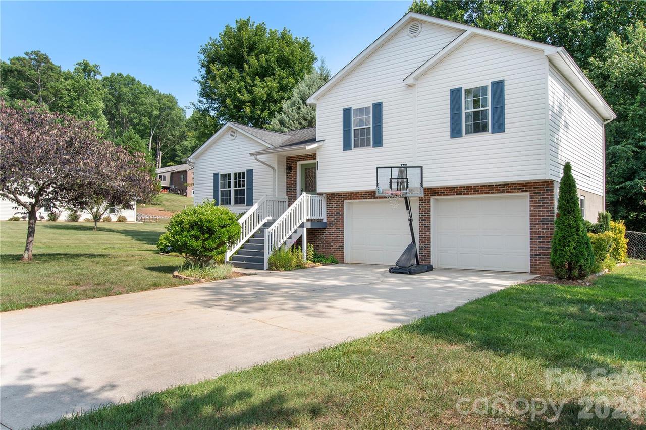100 Carriage Hills Dr., Morganton, NC 28655