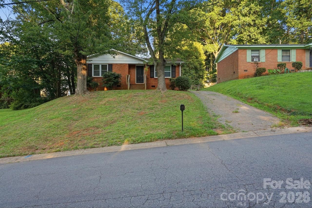 6805 Deanwood Pl., Charlotte, NC 28217
