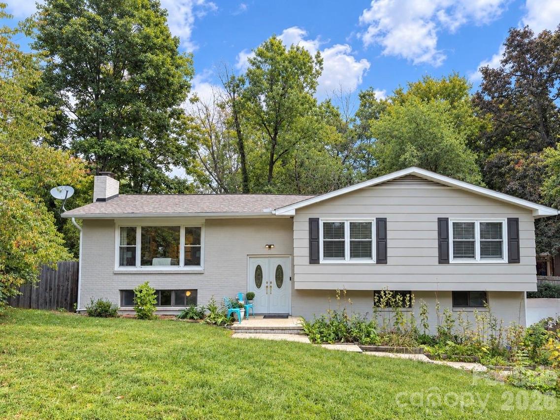 17 Rhododendron Pl., Asheville, NC 28805