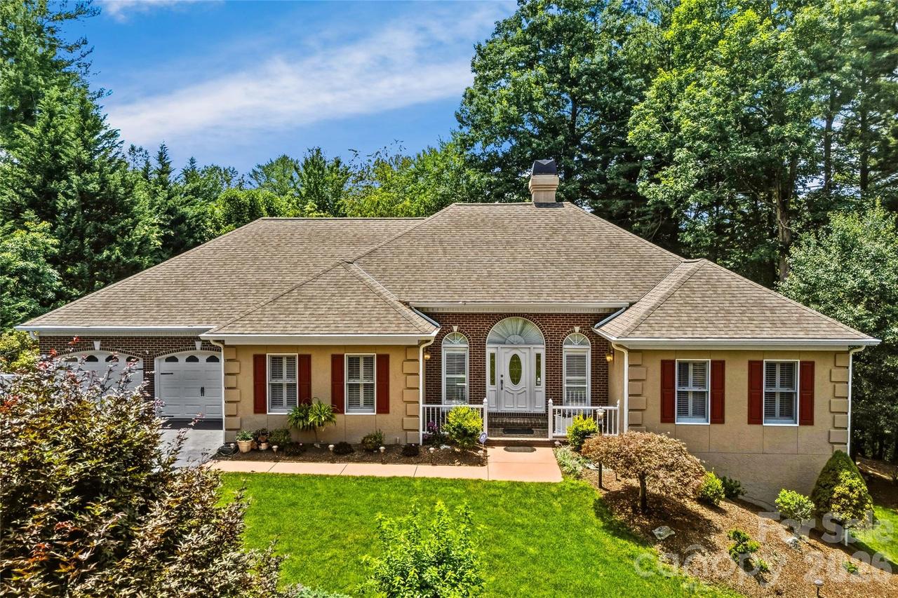 200 Teaberry Ln., Hendersonville, NC 28739