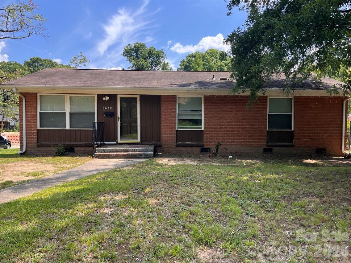 5618 Snow White Ln., Charlotte, NC 28213