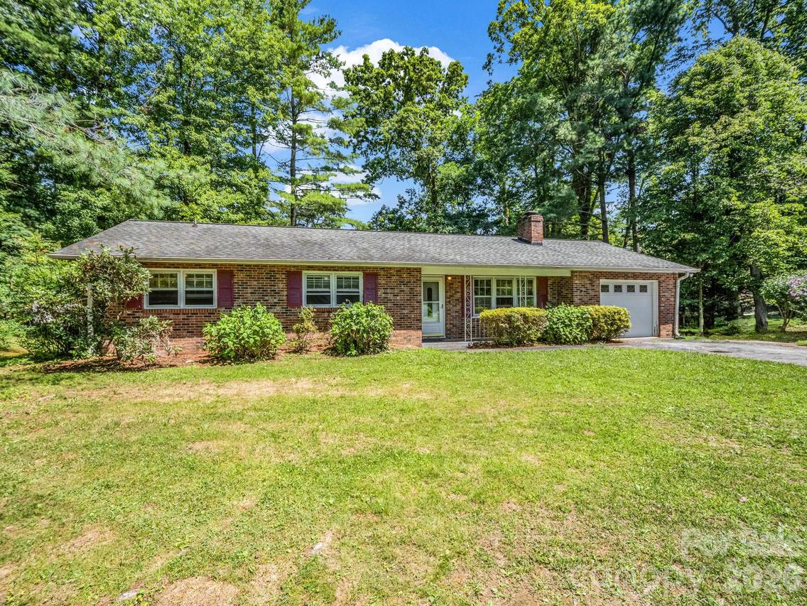 926 Toxaway Ct., Hendersonville, NC 28791