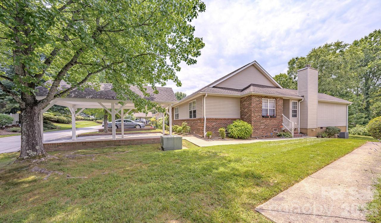 39 N Creekside Ct., Hendersonville, NC 28791
