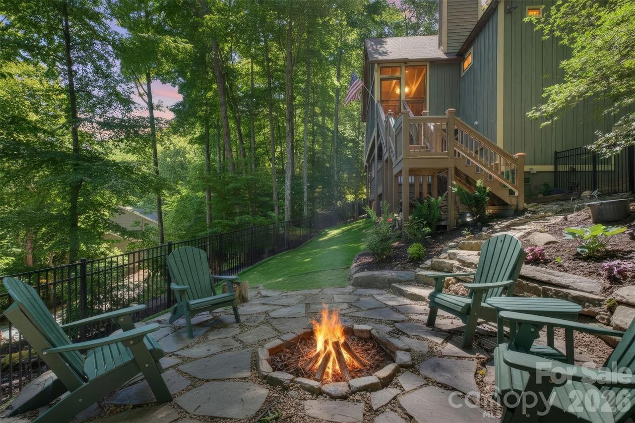 325 Hedgewood Dr., Tuckasegee, NC 28783