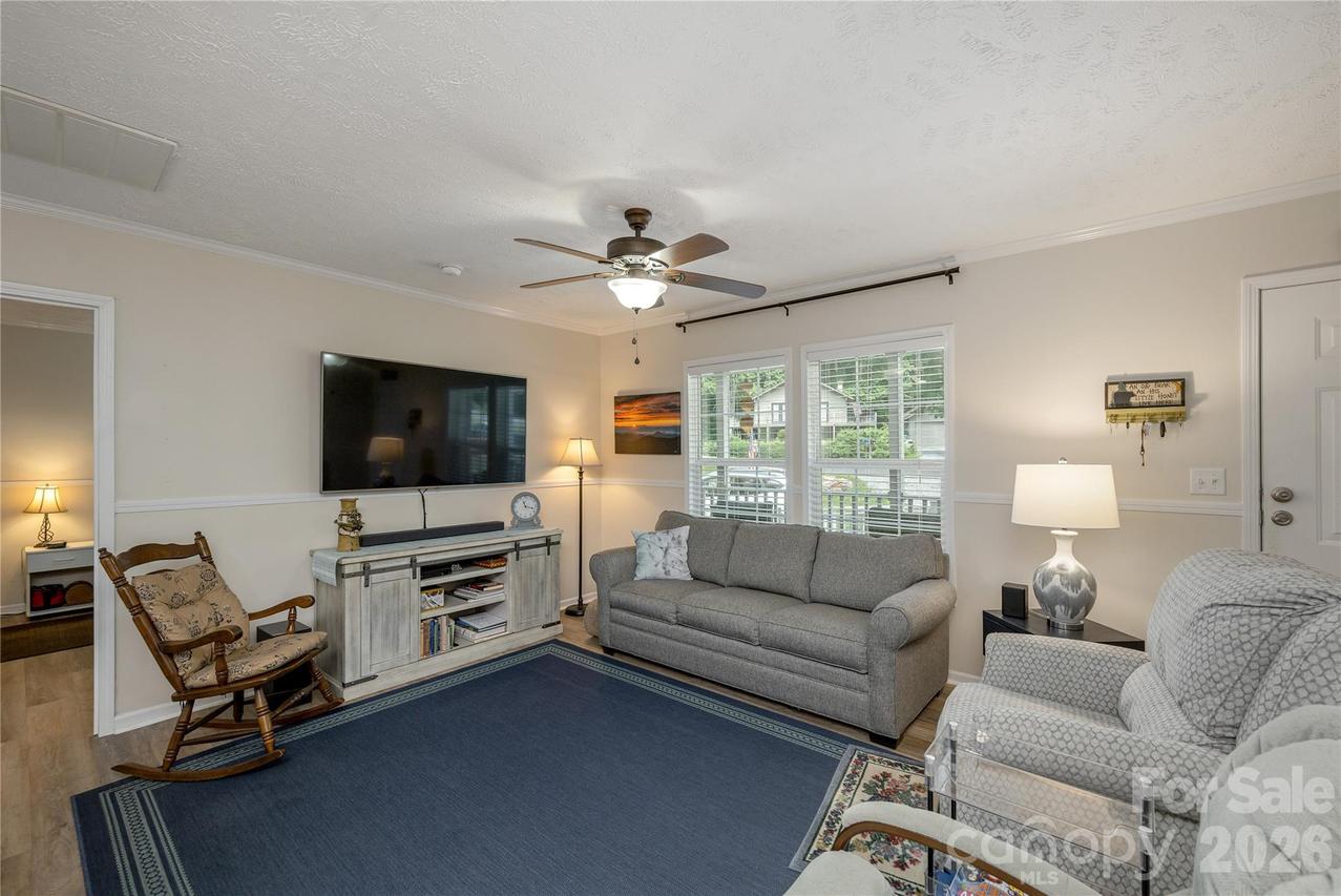 32 Beechwood Lakes Dr., Hendersonville, NC 28792