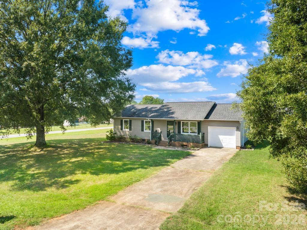 910 Lyndsey Brooke Ct., Lincolnton, NC 28092