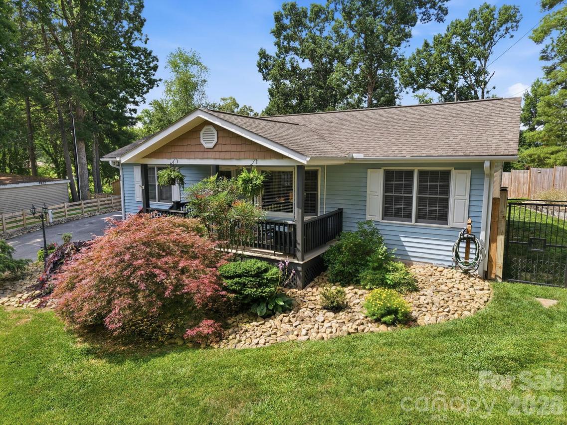 220 Bradshaw Ave., Hendersonville, NC 28792