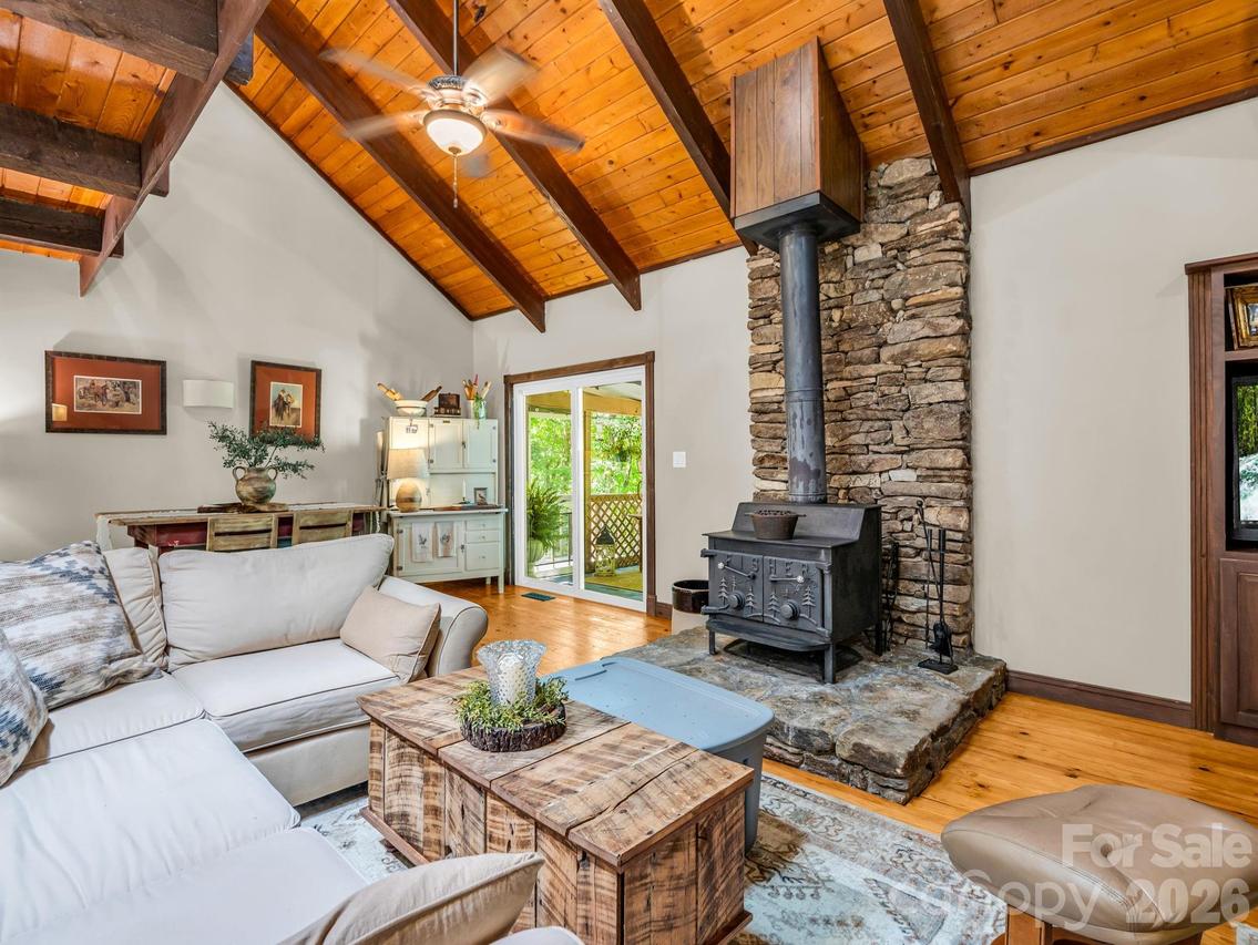 2760 Ugugu Dr., Brevard, NC 28712