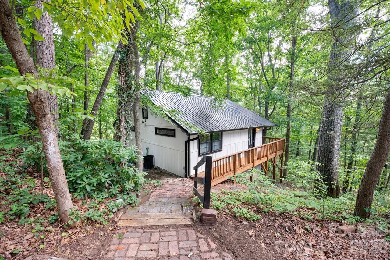 17 Woodhaven Pl., Asheville, NC 28805