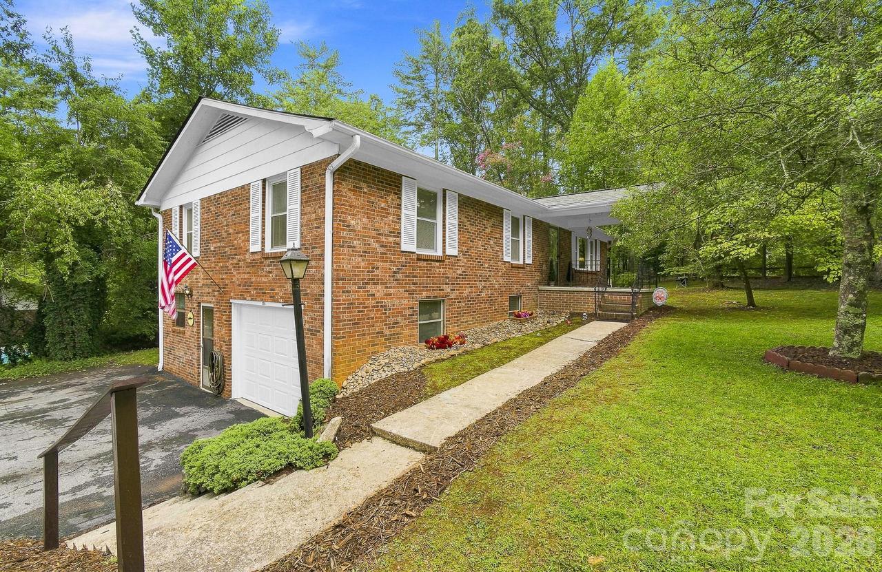 108 Arthur Ln., Hendersonville, NC 28791