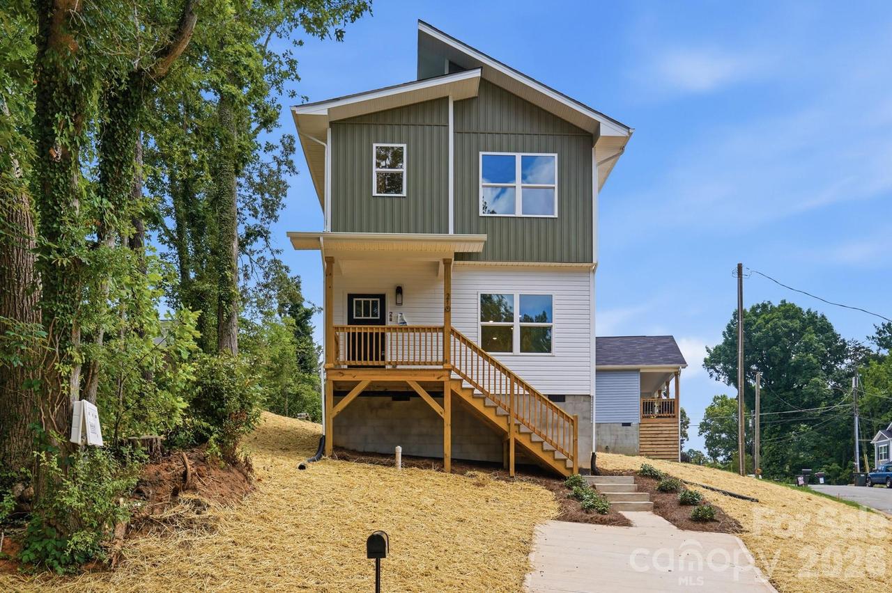 210 8th Avenue Dr., Hickory, NC 28602