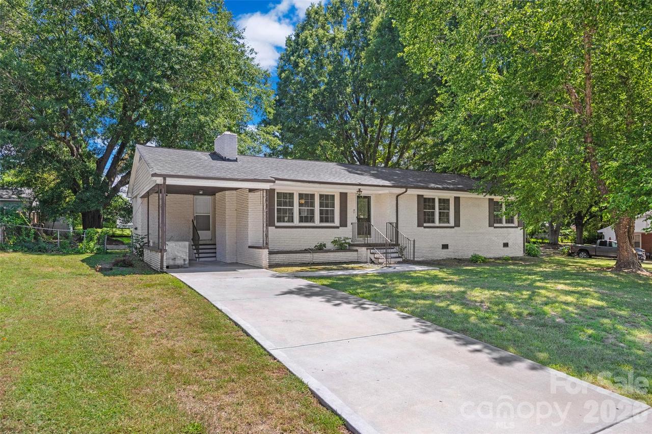 2323 Hedgewood Cir., Gastonia, NC 28052
