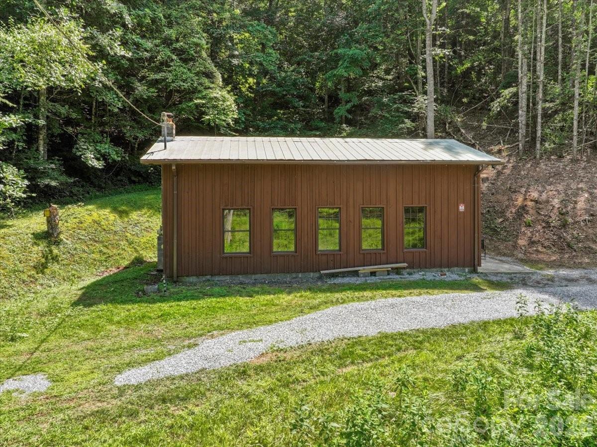323 Mccurrey Rd., Burnsville, NC 28714