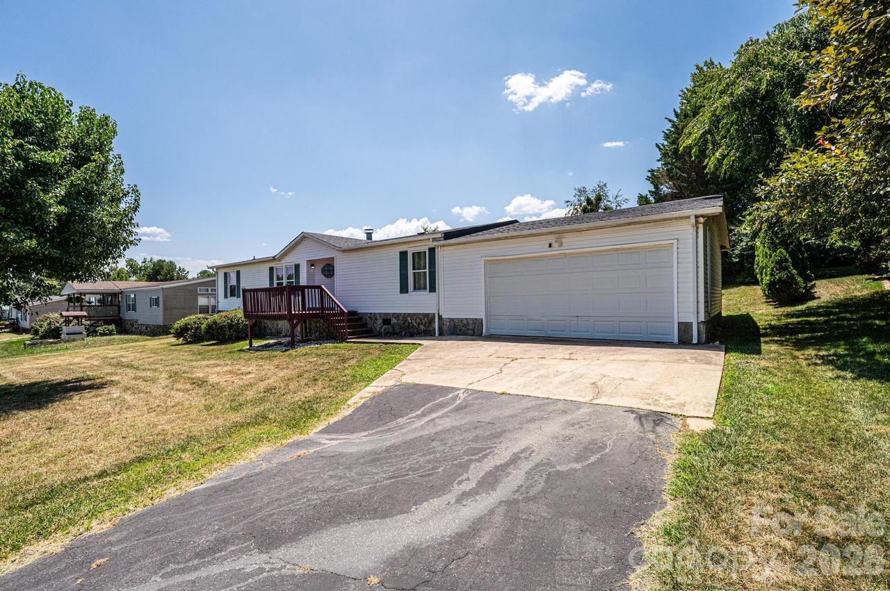 3825 Berry Creek Cir., Granite Falls, NC 28630