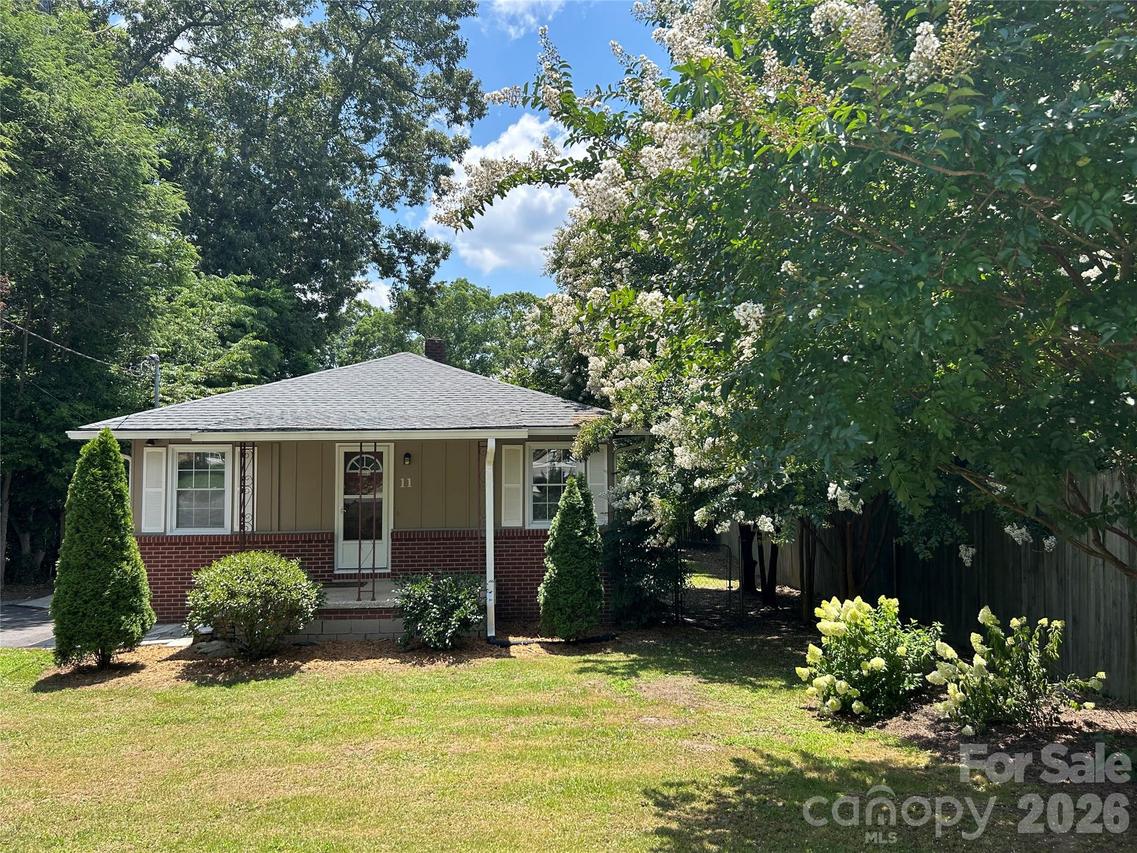 11 Mountain Rd., Hendersonville, NC 28791