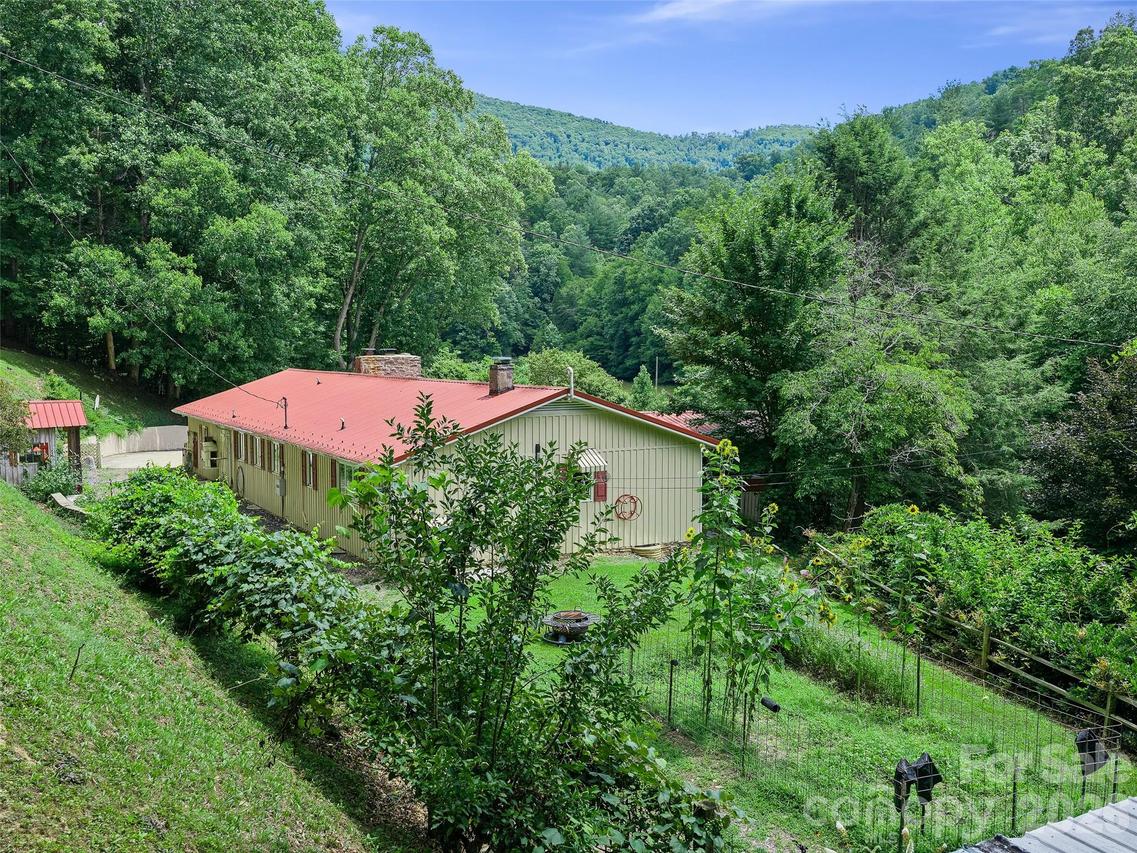 1065 Upper Pig Pen Rd., Green Mountain, NC 28740