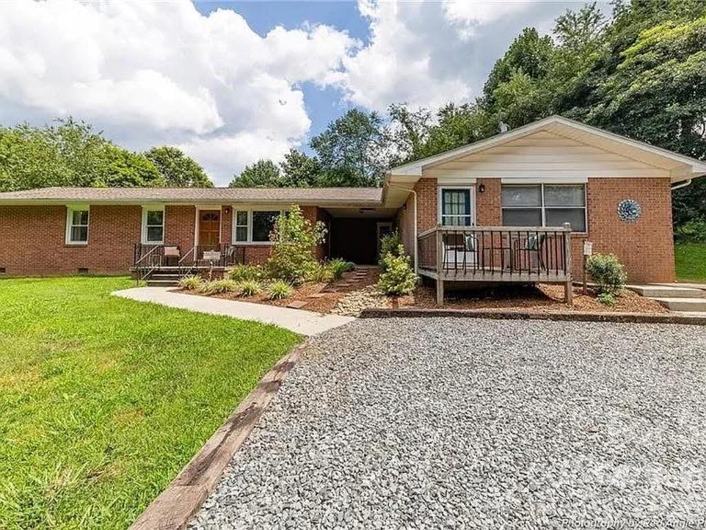 96 Rolling Hills Rd., Mills River, NC 28759