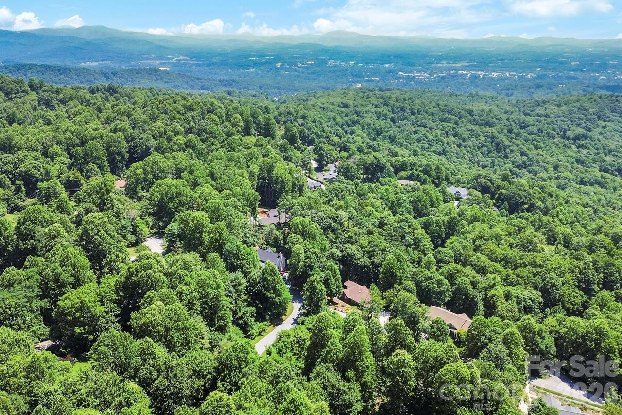 98 Indian Woods Tr., Hendersonville, NC 28739