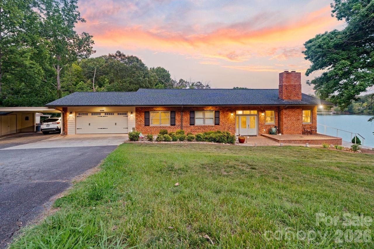 6296 Southlake Dr., Hickory, NC 28601