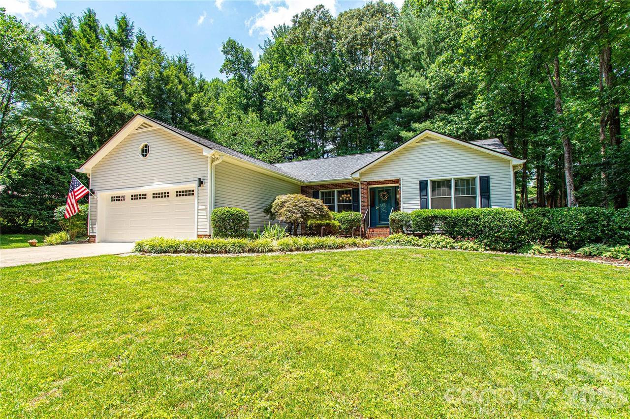 1705 Hummingbird Ln., Hendersonville, NC 28792
