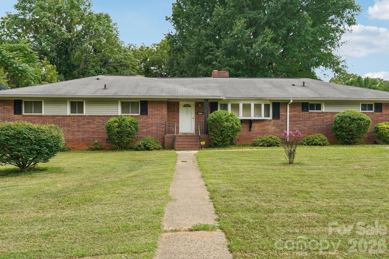 2819 Gardner Park Dr., Gastonia, NC 28054