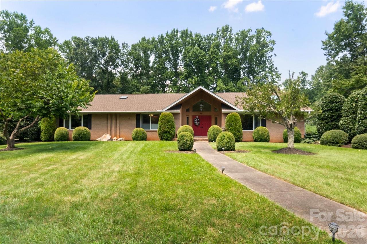 12 Highlander Ln., Hendersonville, NC 28792