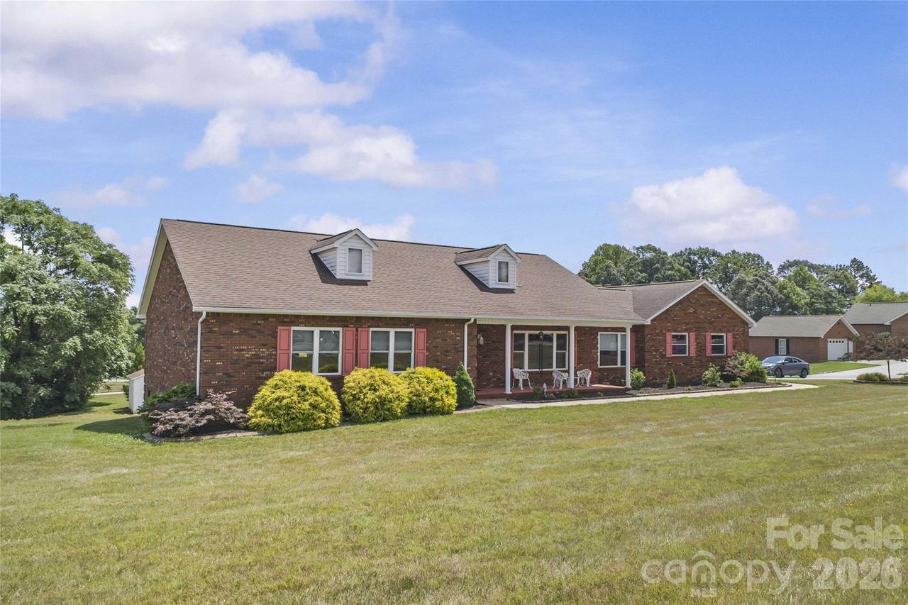 107 Twin Lakes Dr., Statesville, NC 28625