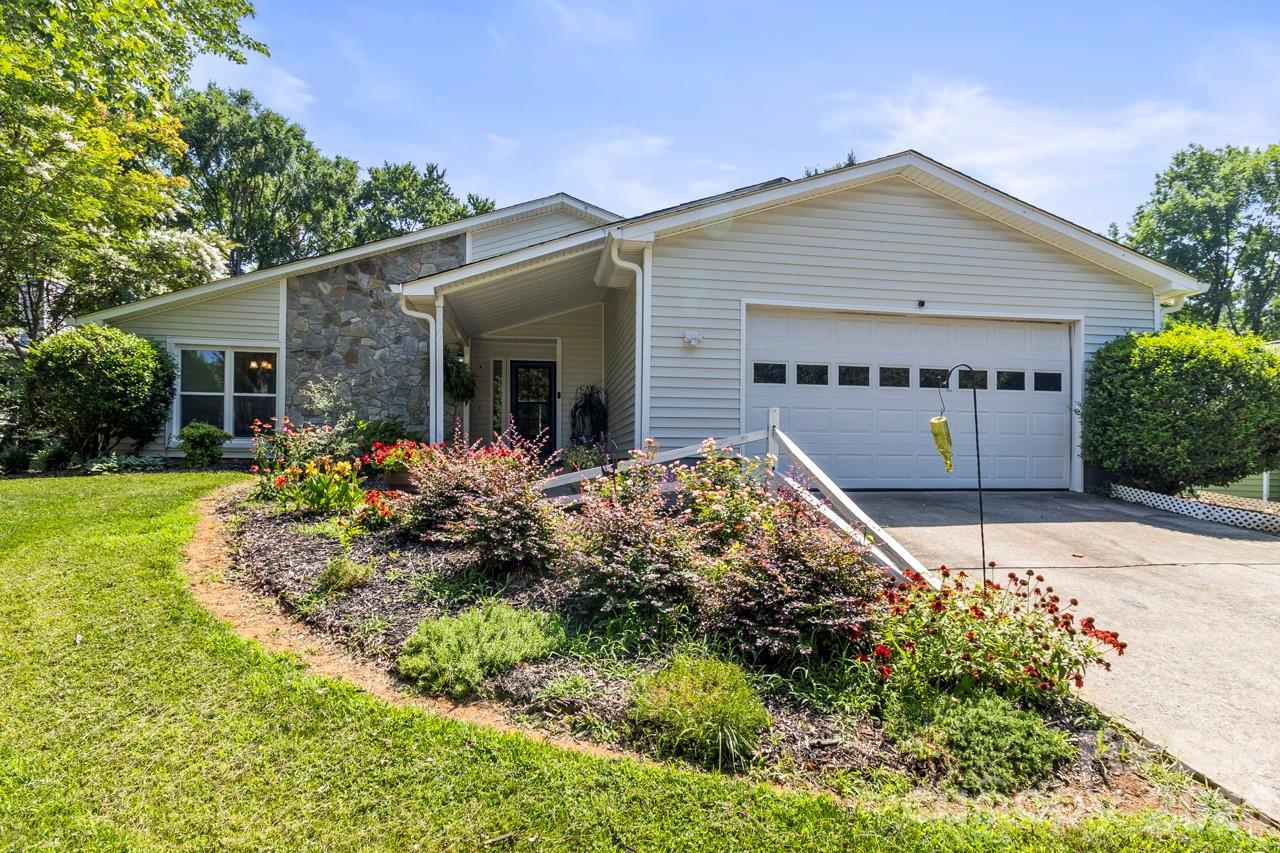 6325 Ellesmere Ct., Charlotte, NC 28227