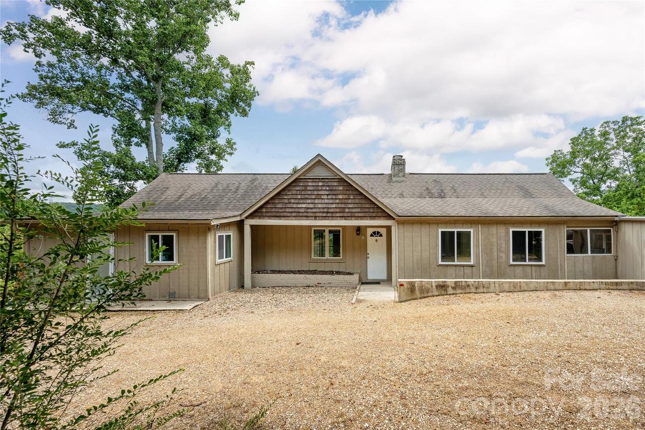 811 Town Mountain Rd., Asheville, NC 28804
