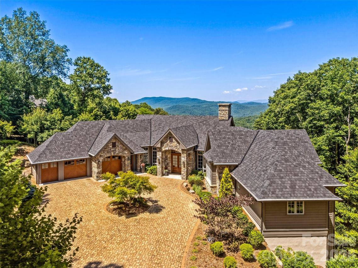 504 Hagen Dr., Hendersonville, NC 28739
