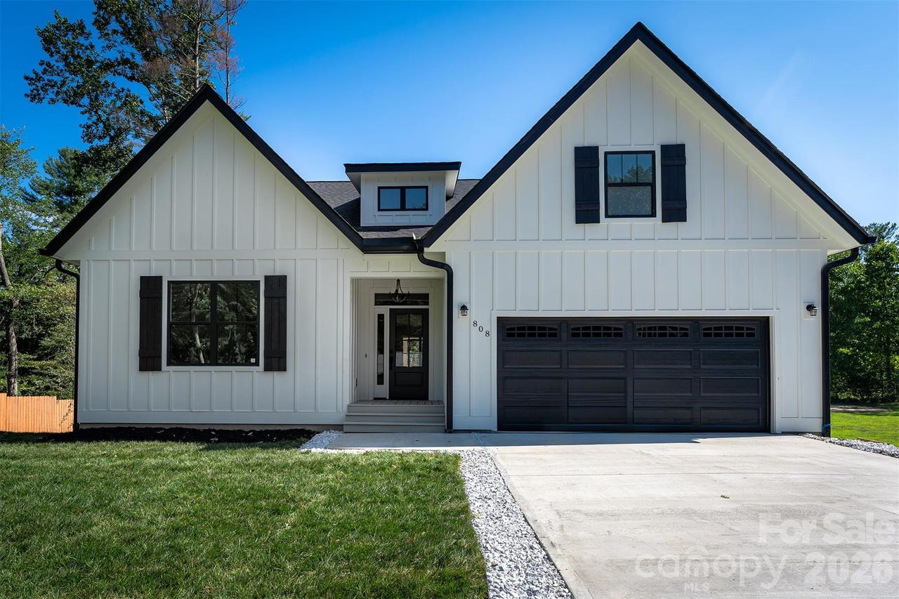 808 Maybank Dr., Hendersonville, NC 28739