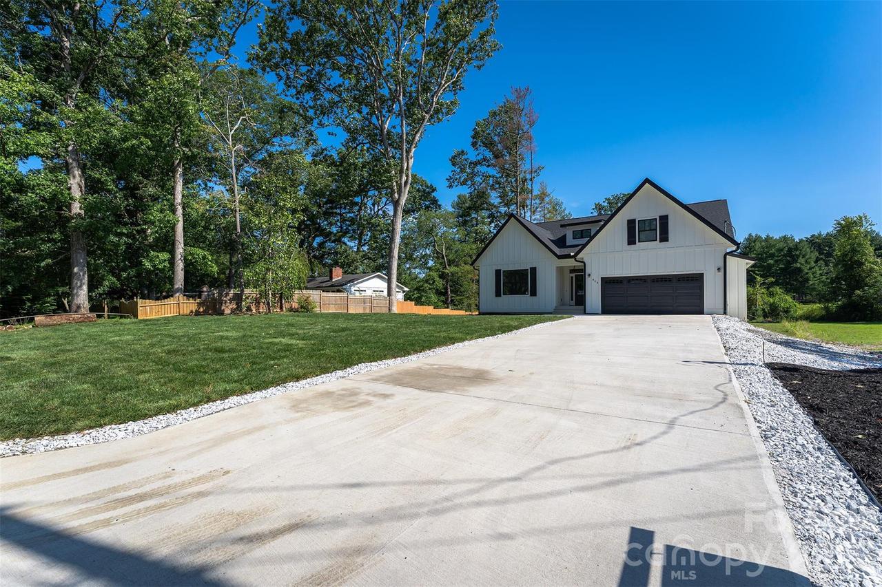808 Maybank Dr., Hendersonville, NC 28739