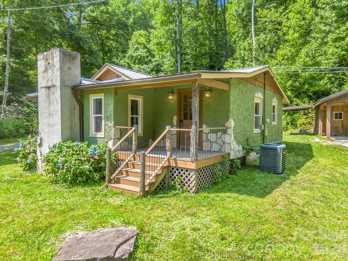 216 Aiken Rd., Rosman, NC 28772