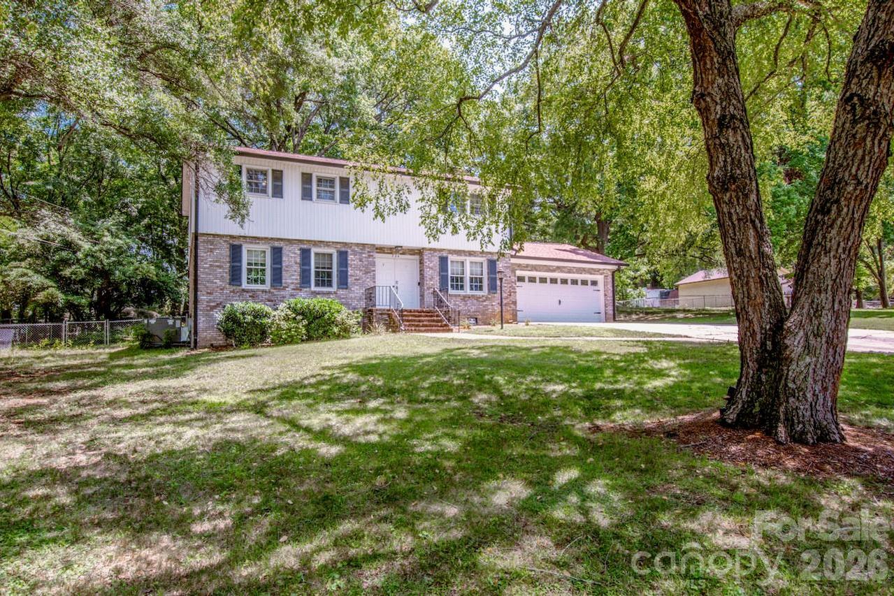 734 Willow Ln., Harrisburg, NC 28075