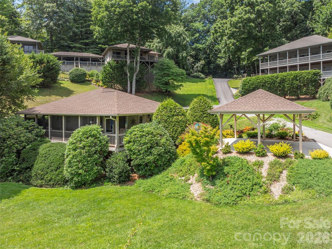 323 Hawks Crest Dr., Waynesville, NC 28786