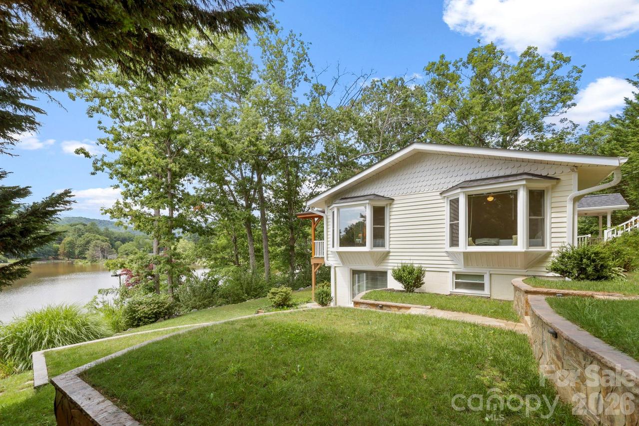 211 Rhododendron Ave., Black Mountain, NC 28711