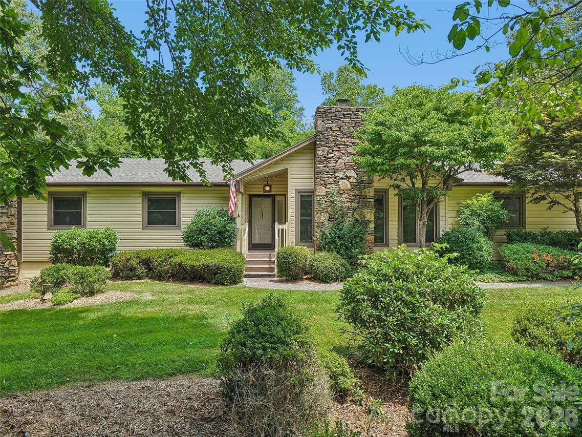 1 Bridle Path Ct., Hendersonville, NC 28791