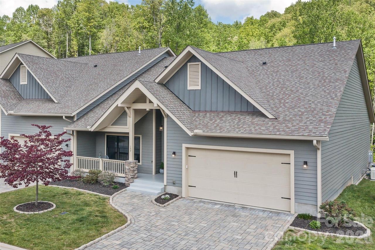 157 Copper Valley Ln., Hendersonville, NC 28739