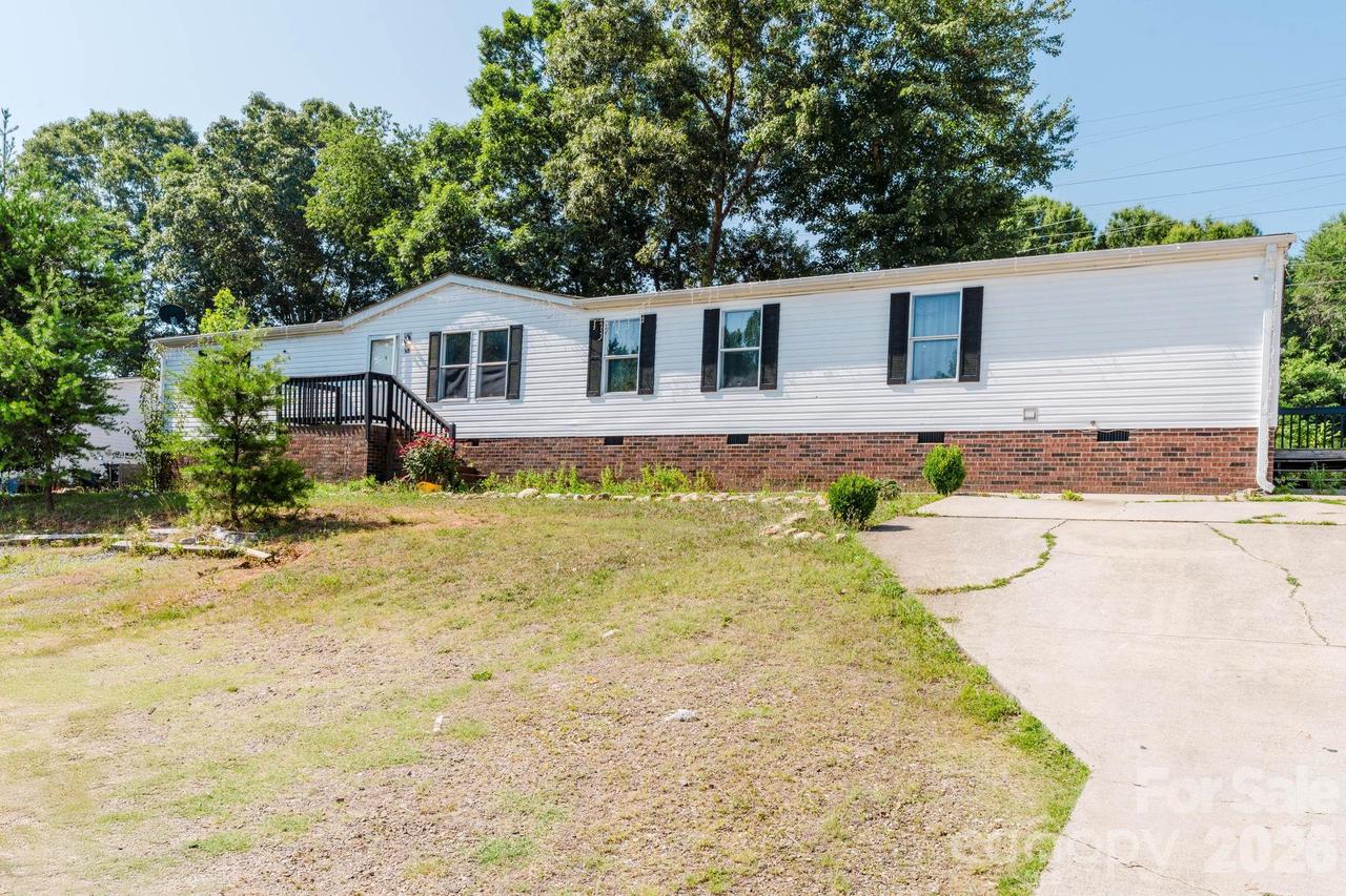 308 Forest Hollow Dr., Statesville, NC 28677